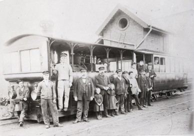 Ethe-tram+personnes + bâtiment vicinal dans le fond.jpg